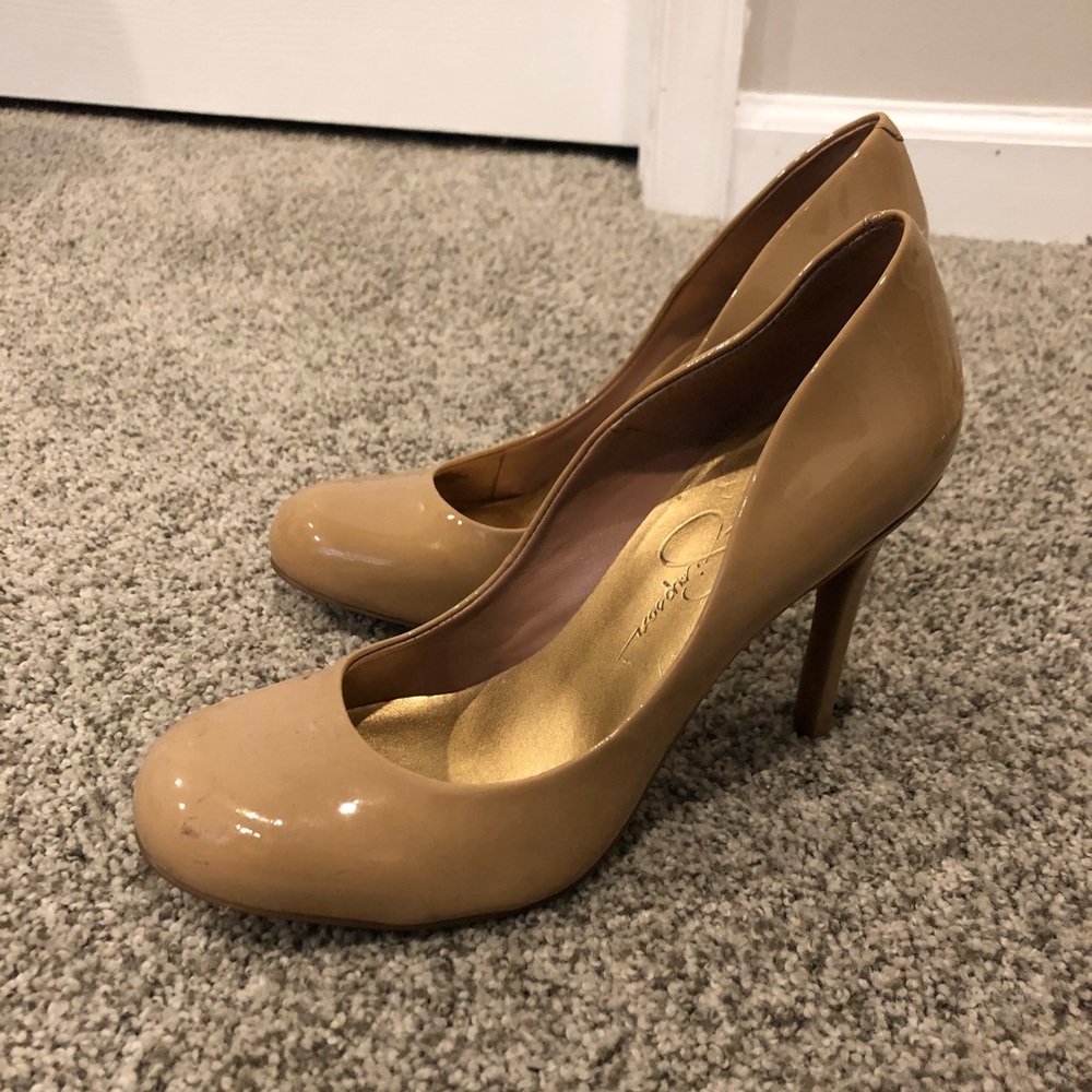 Nude pumps
